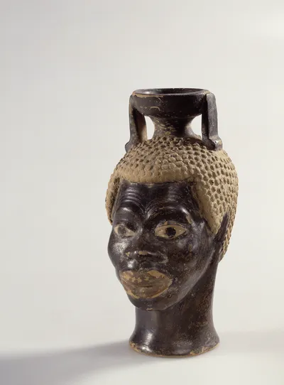 Kopfgefäβ (Attischer Kopfaryballos in Form eines dunkelhäutigen Mannes)