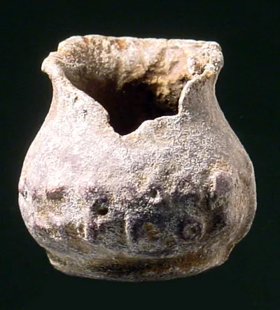 Kleines Gefäβ, aus Form in zwei Teilen gegossen, darauf die griechische Inschrift: ΝΥΜΦΟΔΩΡΟΥ / ΛΥΚΙΟΝ