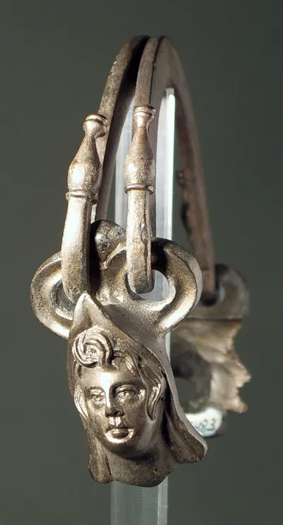 Henkelpaar eines Eimers mit zwei verschiedenen Attaschen: Attiskopf (?) und Silensmaske