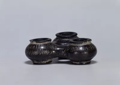 Dressel`sches Drillingsgefäβ (Drillingsgefäβ, sog. Duenosgefäß, mit frühlateinischer Inschrift)