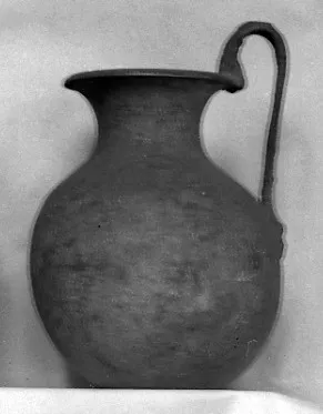 Römischer Bronzekrug [Komm.: (a.d.Bes.Bellori)] (Krug mit Amorfigur als Henkelattasche)