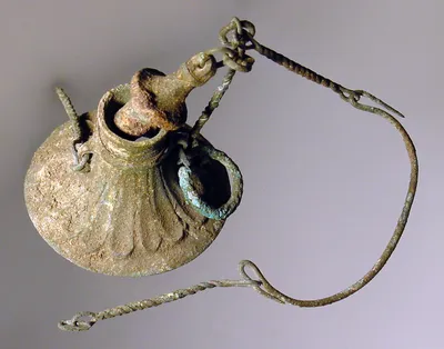 Hals eines Gefäßes mit Ketten und Stöpsel