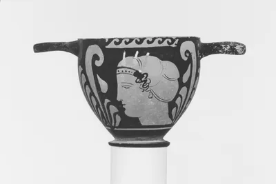 Apulian Red-Figure Skyphos