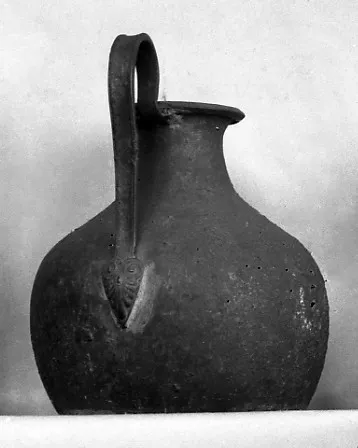 Römischer Bronzekrug [Komm.: (a.d.Bes.Bellori)] (Krug mit Palmette als Henkelattasche)