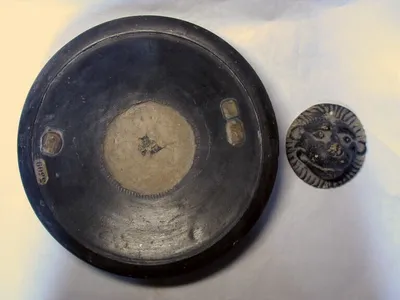 plat  ; médaillon de vase