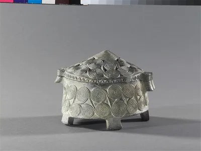 Deckelpyxis mit Spiralverzierung (Hüttenpyxis)