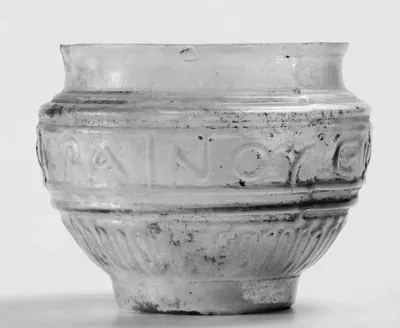 Napf (Becher mit griechischer Inschrift ("Sei froh, dass du dabei bist"))