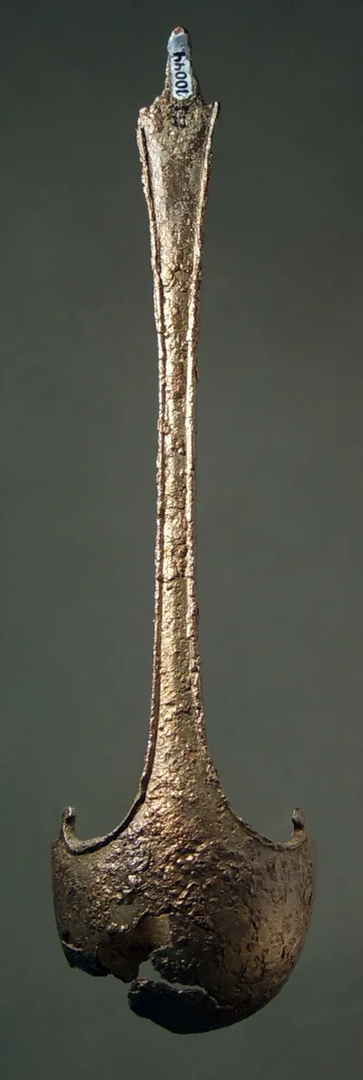 Stark beschädigte Schöpfkelle, sehr dickwandig