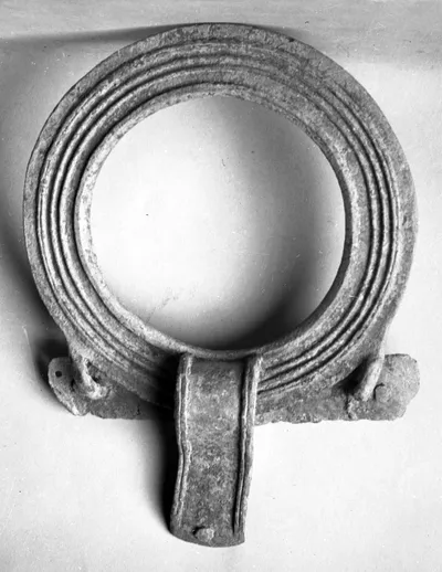 Ringhenkel mit Attasche von einem Dreifuß