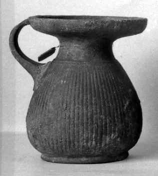 Ölkännchen mit weiter Mündung und geriefeltem Bauch