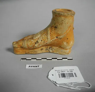 guttus ; vase plastique