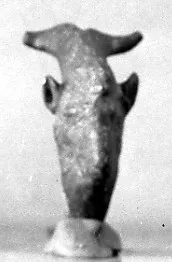 Attasche in Form eines Bockskopfes