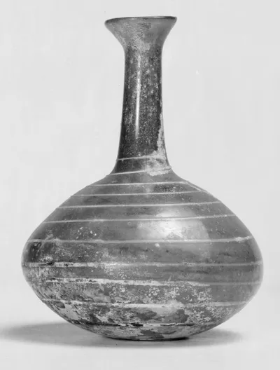 Flasche mit kugeligem Bauch und Fadendekor