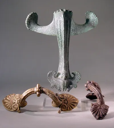 Henkel einer Hydria (Drei Henkel einer Hydria. Vertikalhenkel unten mit einer Sirene strengen Stils und oben mit Löwenkopf und zwei Gorgoneia verziert)