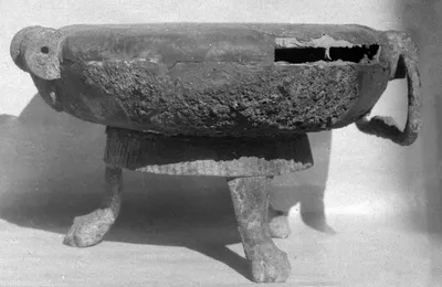 Exaleiptron (oder Kothon) auf dreifüßigem Untersatz, die untere Hälfte des Gefäßkörpers aus Eisen