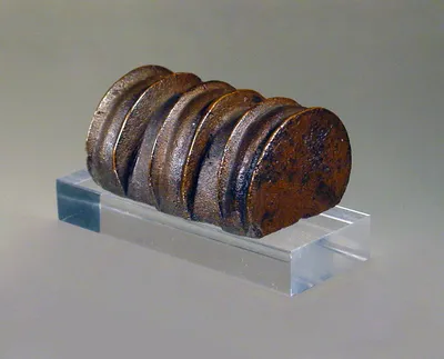 Gefäßwulst, halbrund, umschnürt (eine Rotellenattasche)