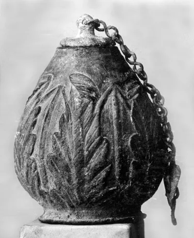 Kleines schlauchförmiges (birnenförmiges) Gefäß mit Deckel, an welchem eine Kette befestigt ist; am Bauch Akanthusornament