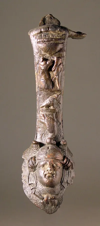 Römischer Kannenhenkel mit bildlicher Verzierung in Relief (ägyptische Motive), als Daumenauflage oben Uräusschlange, ...