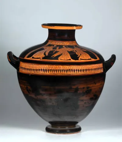 Kalpis (Attische, rotfigurige Hydria - Drei Frauen halten den getöteten Pentheus)